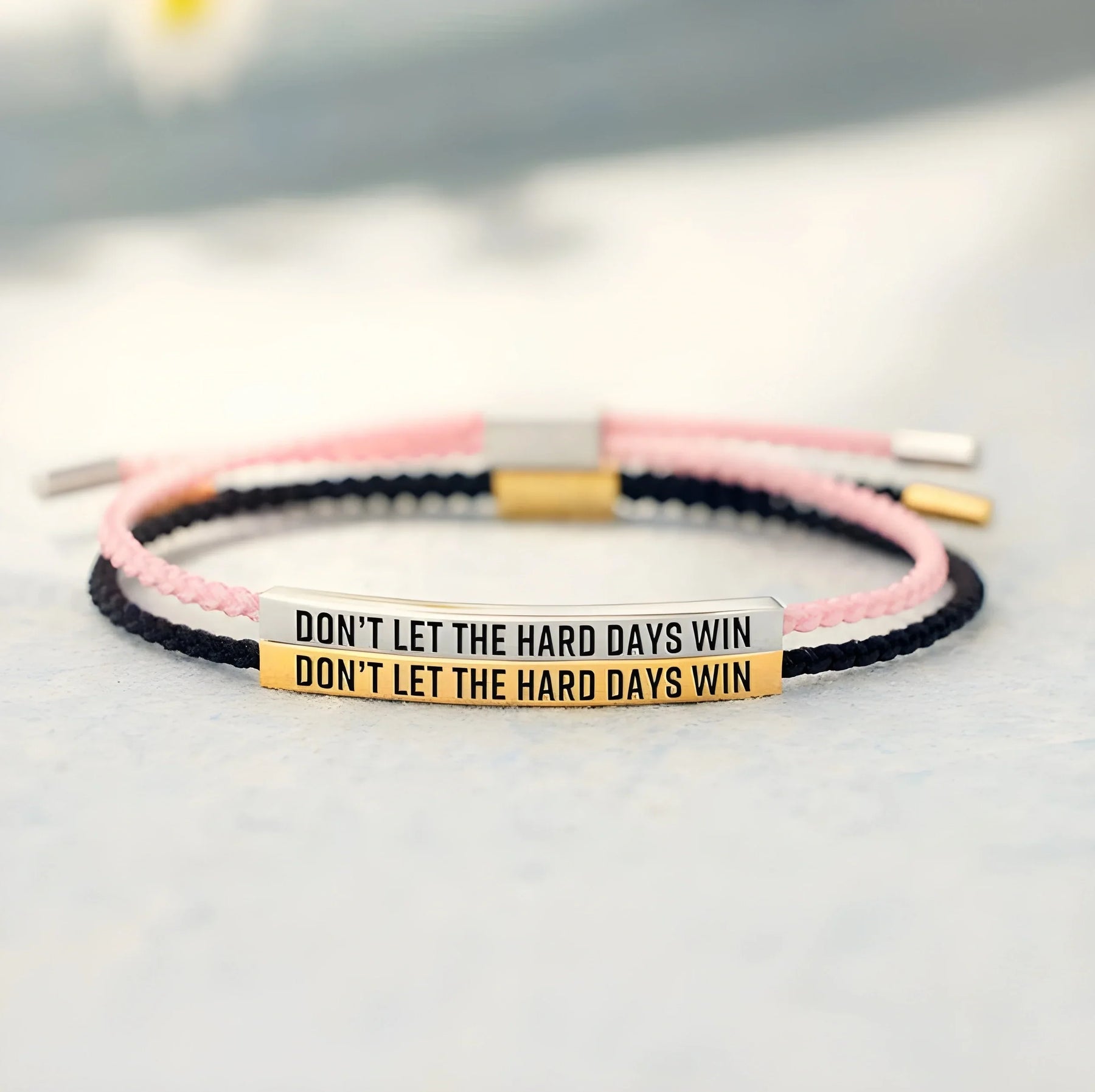 Bracelet en Cordon Ajustable avec Citation Inspirante Gravée