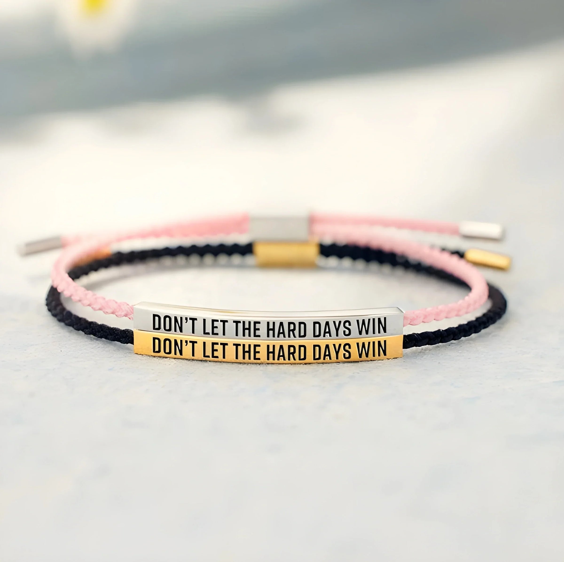 Bracelet en Cordon Ajustable avec Citation Inspirante Gravée