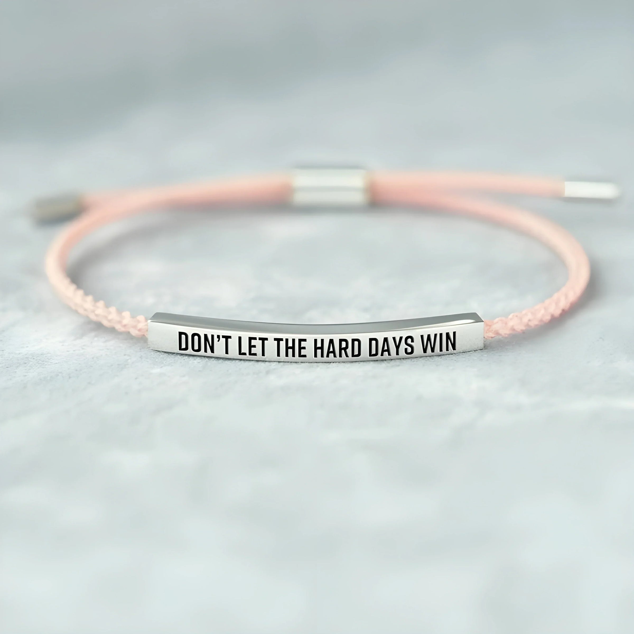 Bracelet en Cordon Ajustable avec Citation Inspirante Gravée